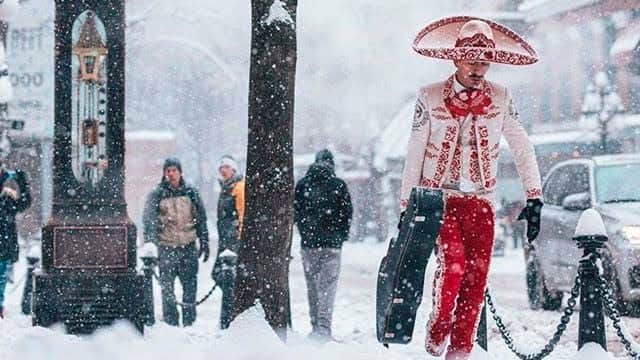 Mariachi en Vancouver se hace viral por épica fotografía