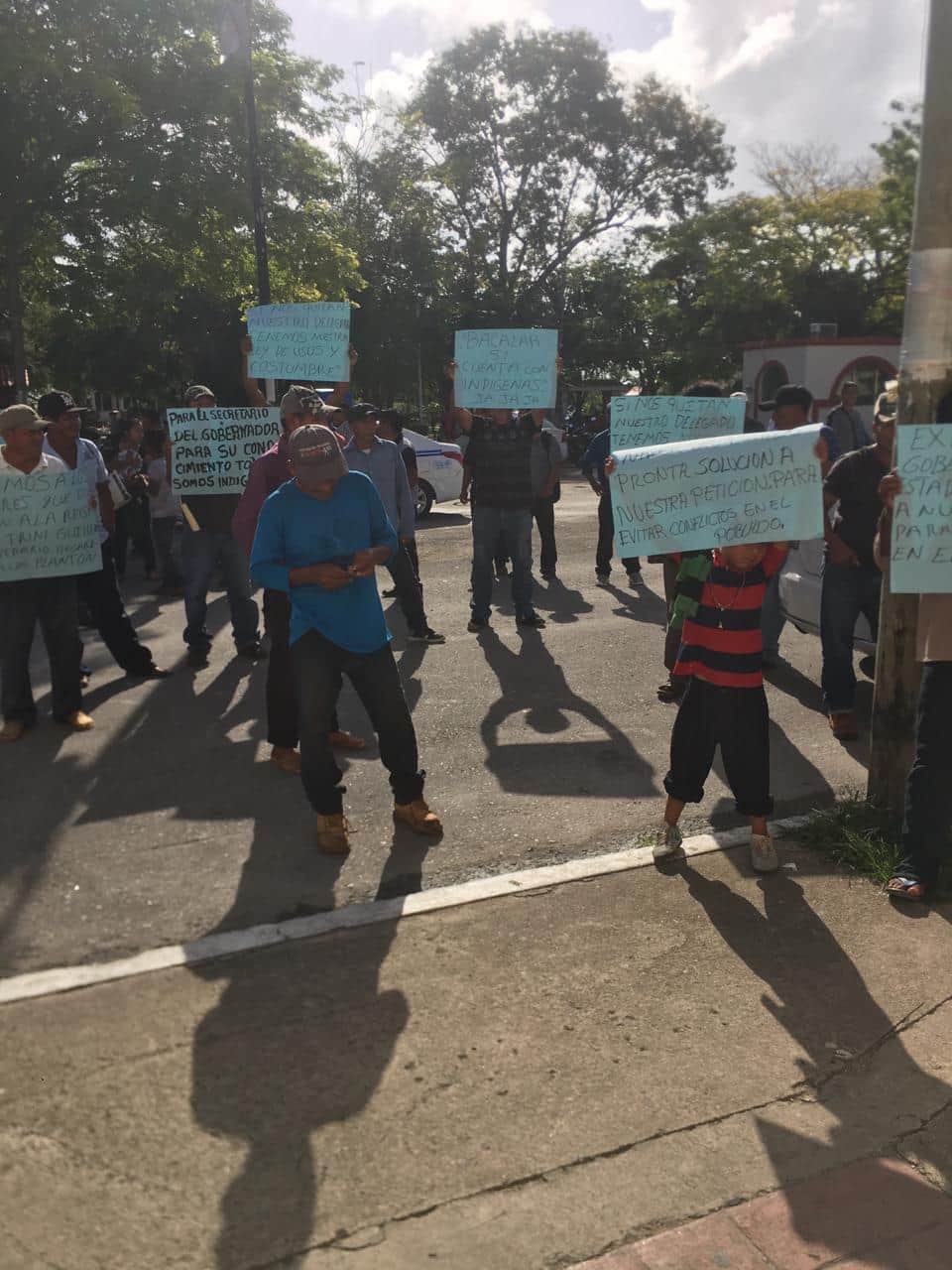 Bloquean acceso carretero en Bacalar