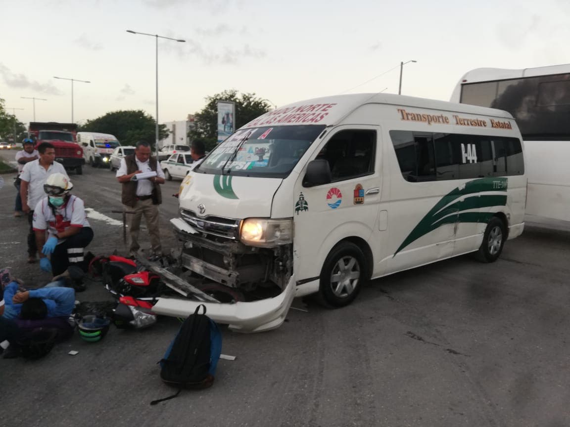 Galería: Provoca combi de TTE accidente con dos heridos en Cancún
