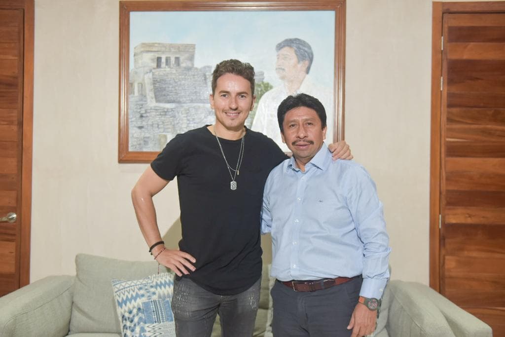 Campeón mundial de MotoGP se enamora de Tulum y lo comparte con Víctor Mas