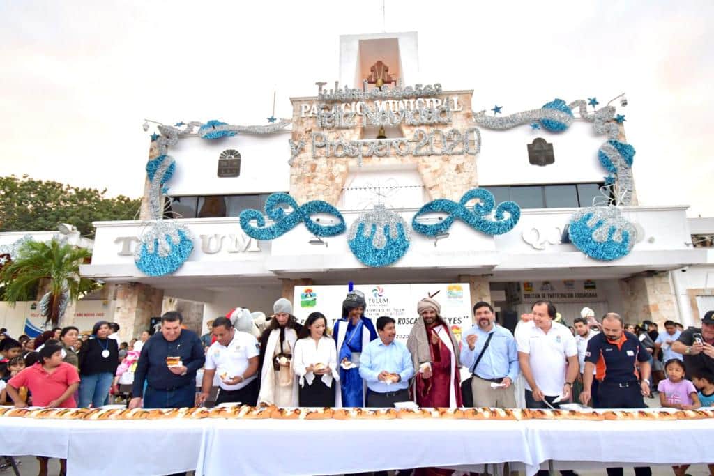 Festeja Víctor Mas a los niños de Tulum por el “Día de Reyes”