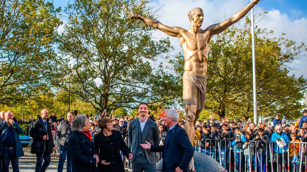 Destruyen monumento de Zlatan Ibrahimovic por traidor