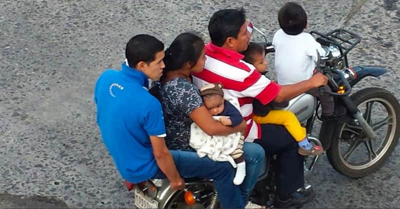 Ya no podrán llevar a menores de 5 años en moto; habrá multas