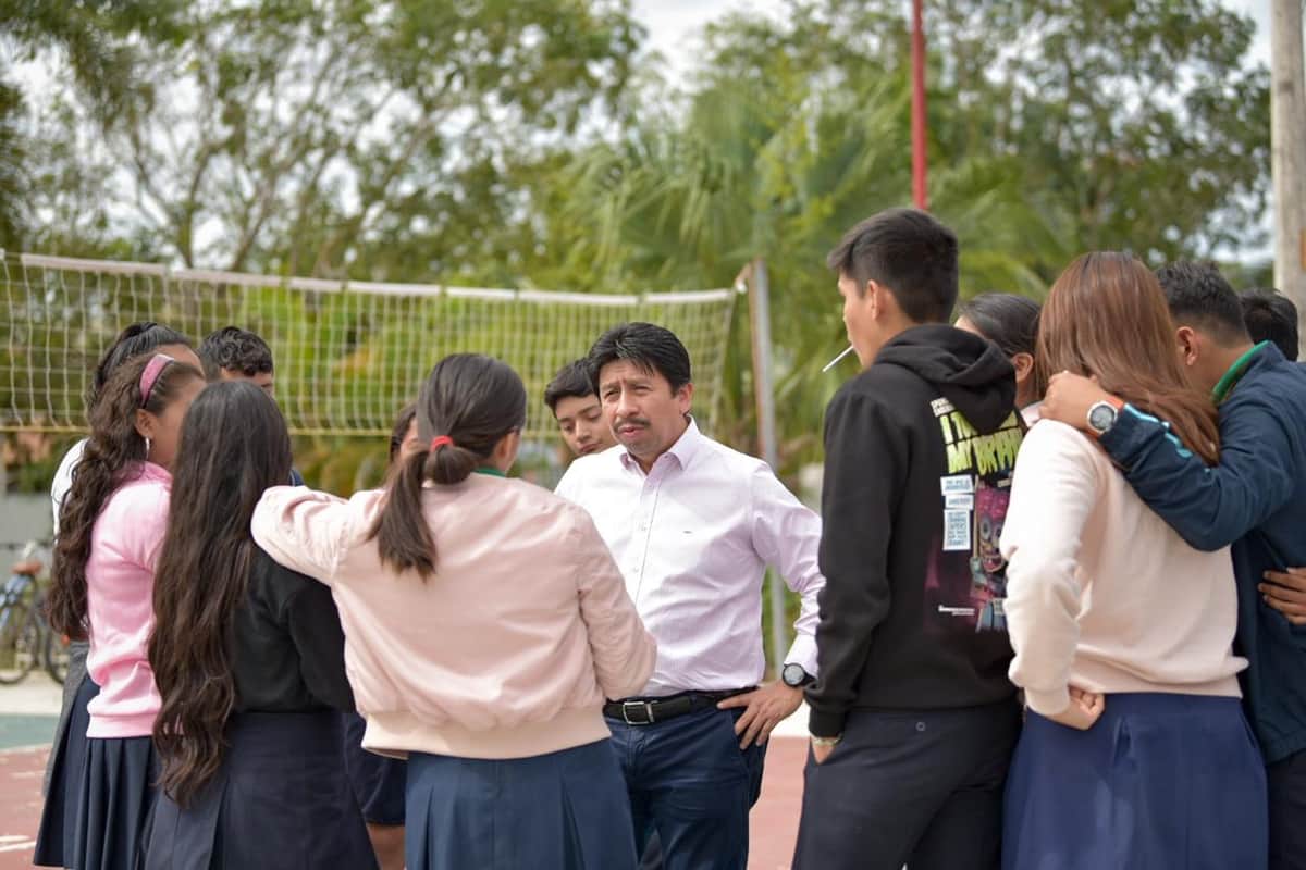 Víctor Mas Tah atiende necesidades de estudiantes del CECYTE Tulum