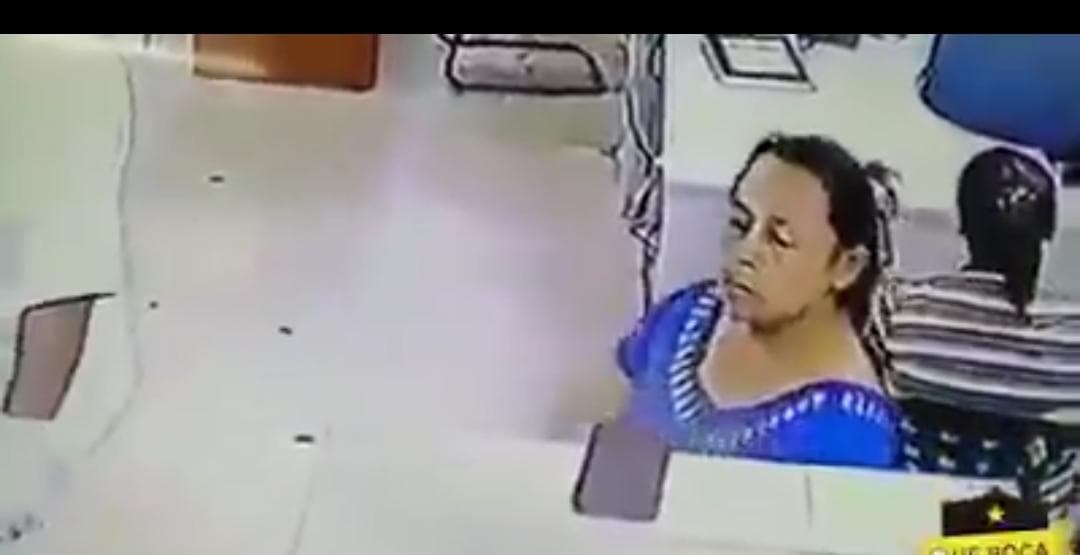 Video: ¡Se roba el celular del doctor que atendía a su familiar!