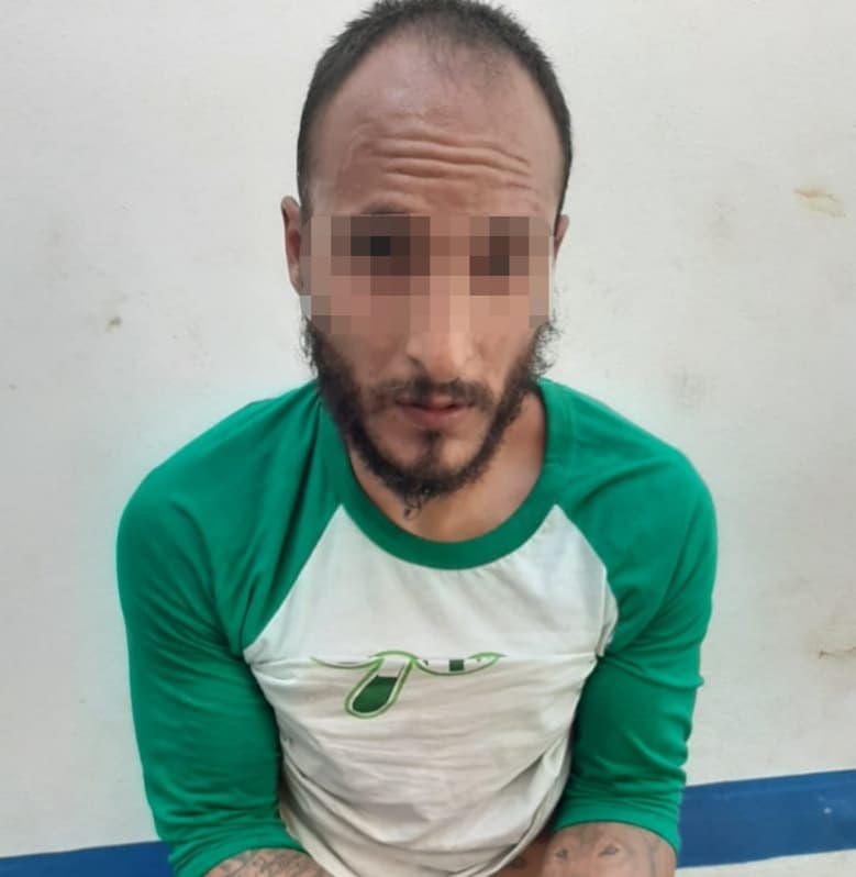 Hombre se prepara su "churro" enfrente de la policía y es detenido