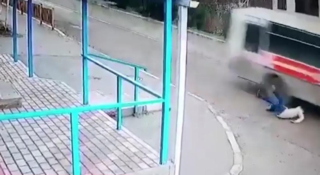 Video: Mujer se salva de que camión le aplaste la cabeza