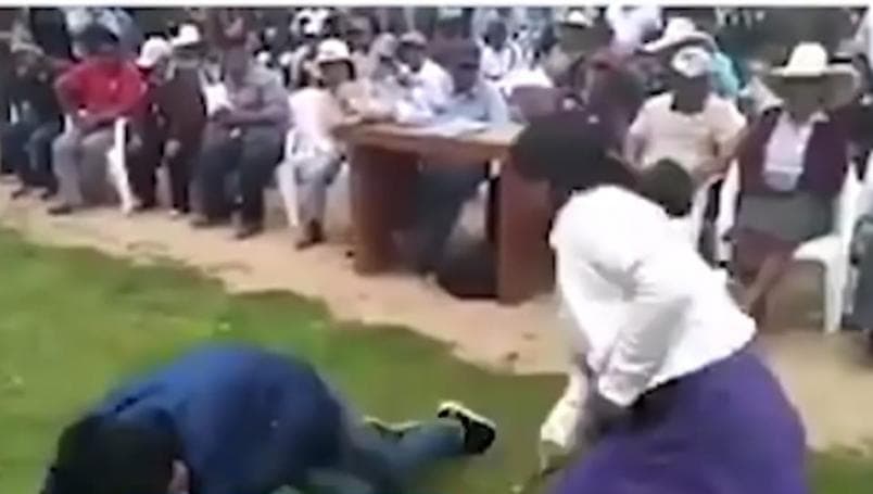 Mujer castiga a su hijo a latigazos por robar un celular