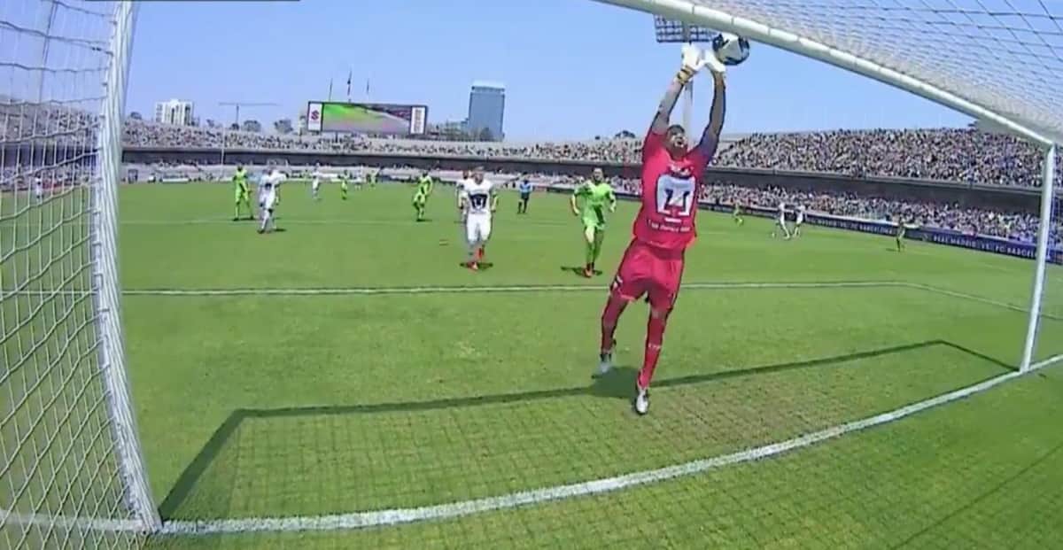 Video: ¡Manos de mantequilla!; ve el gol que le metieron al "Pollo" Saldívar