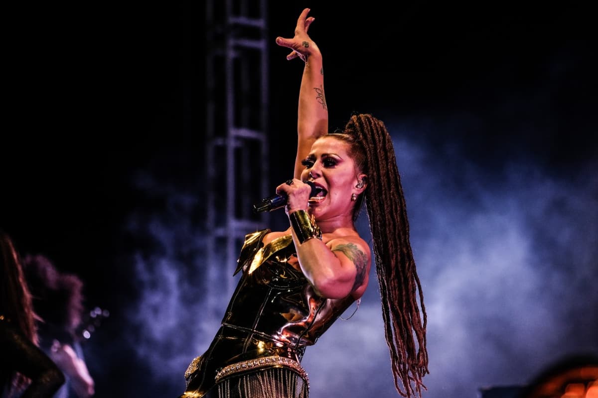 Tras actuar en el Carnaval, captan a Alejandra Guzmán en playas de Cancún