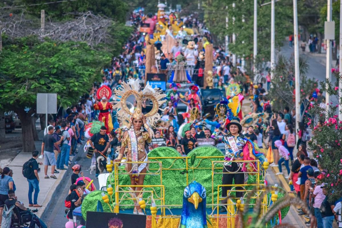 Lleno de color y fiesta, dio arranque el Carnaval de Cancún 2020