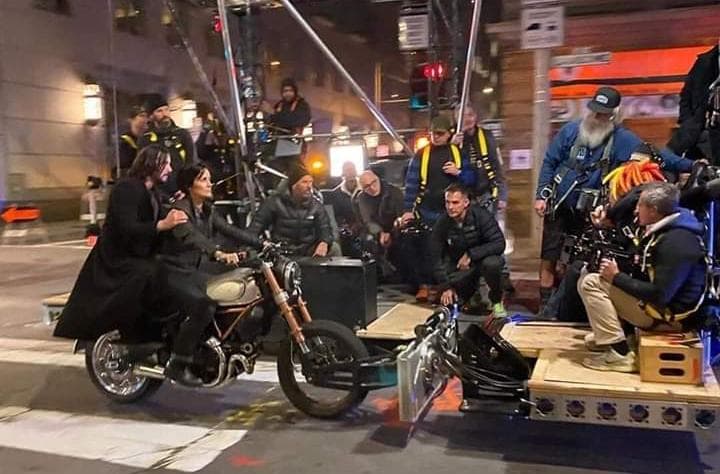 Filtran imágenes de Matrix 4; ¡Neo y Trinity van en una moto!