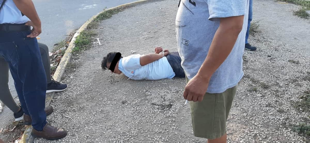 Video: Por pervertido, tunden a golpes a sujeto en Playa del Carmen