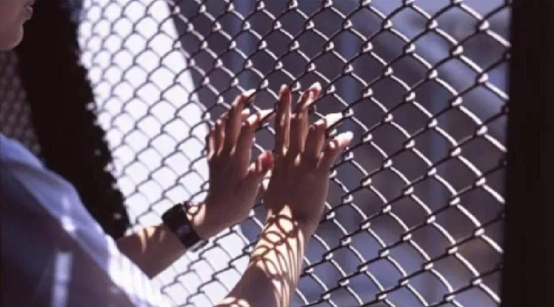 Mujer es encarcelada por error en prisión varonil y termina siendo violada