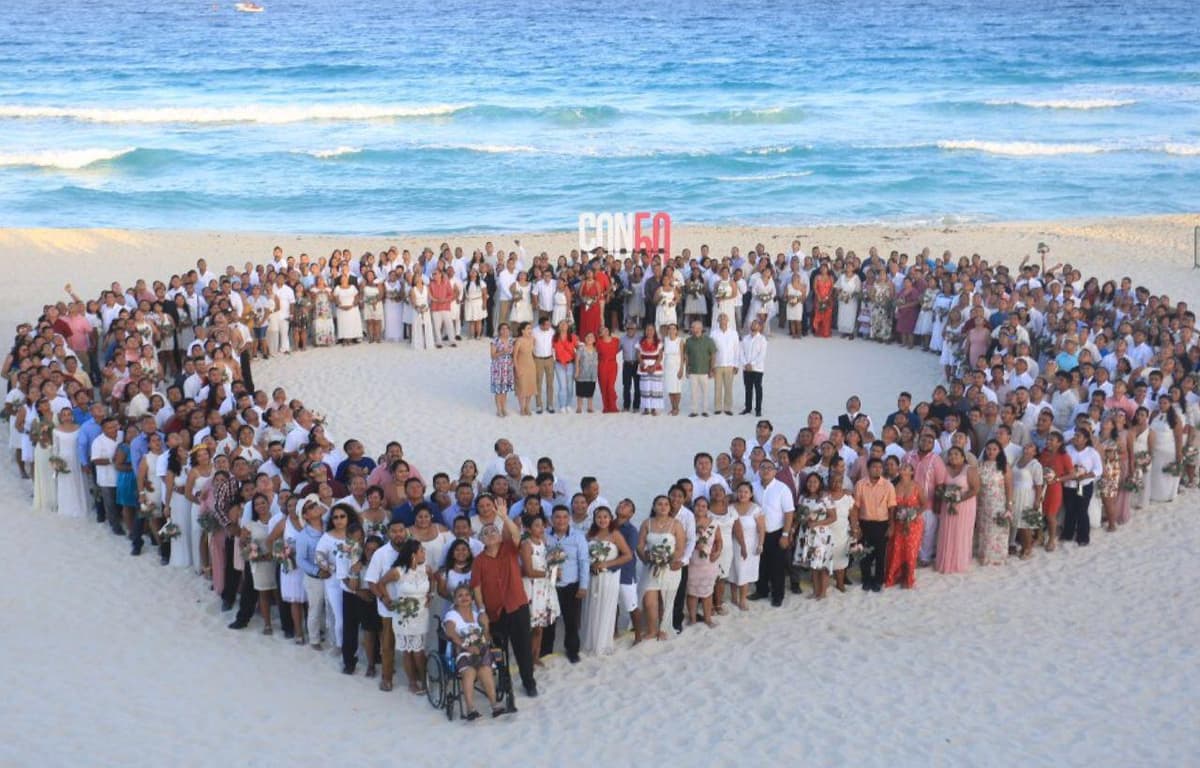 Por primera vez más de 300 parejas se unieron formalmente frente al mar