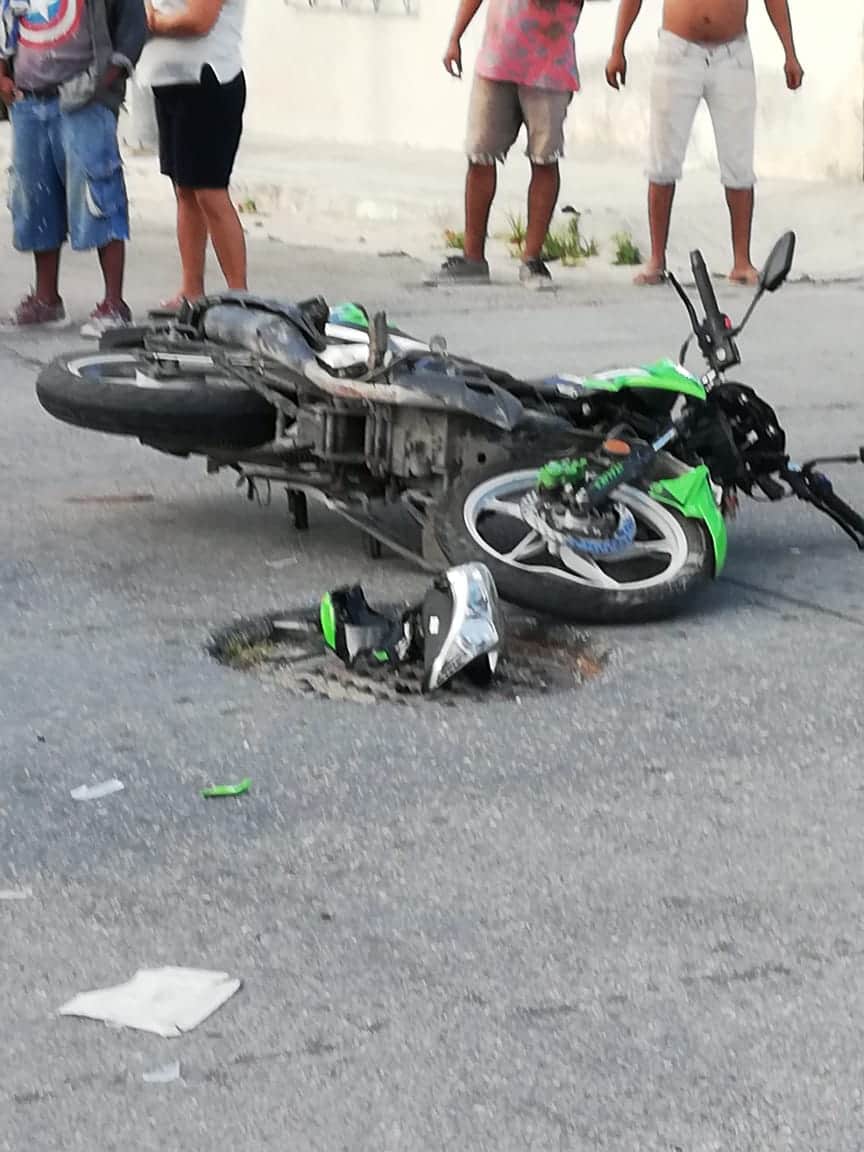 Arrollan a motociclista por saltarse un alto en Playa del Carmen