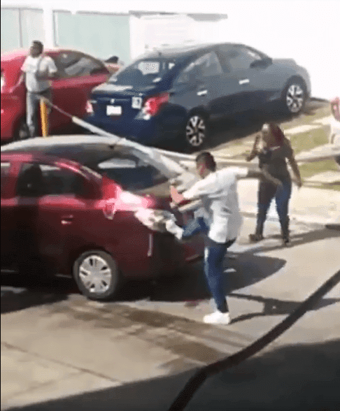 Golpeadores destrozan auto Uber, ante mirada indolente del Imoveqroo