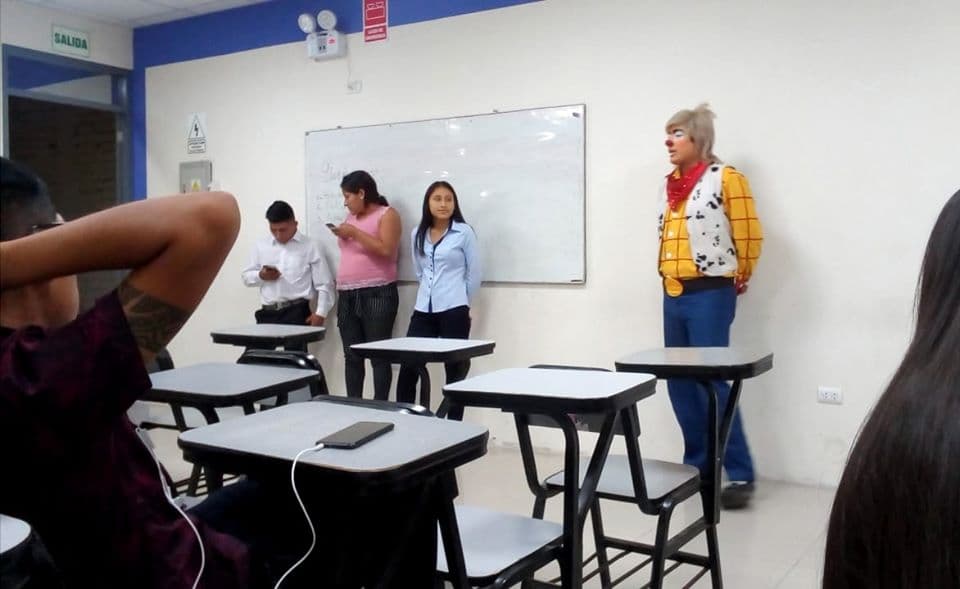 Futuro abogado asiste a la universidad vestido como payaso y se hace viral