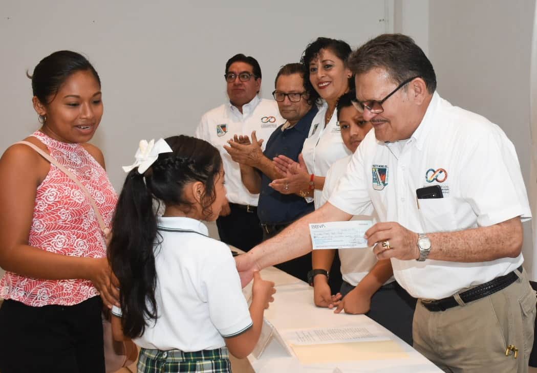 Entregan a estudiantes becas "Un paso hacia lo grande" en Puerto Morelos