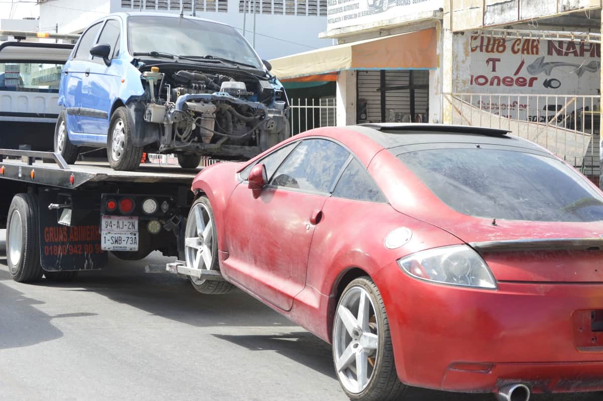 Asegura FGE inmueble con vehículos robados y autopartes