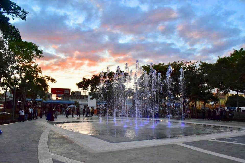 Cancunenses celebran la nueva imagen de "El Crucero" y su fuente bailarina