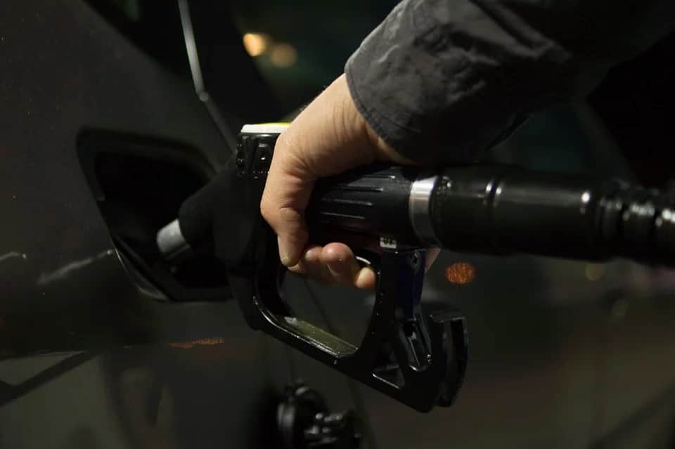 Revela Profeco quién vende la gasolina más cara