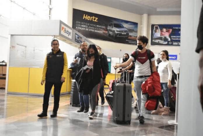 Regresan al país tres mexicanos que vivían en Wuhan y 10 más volaron a Francia