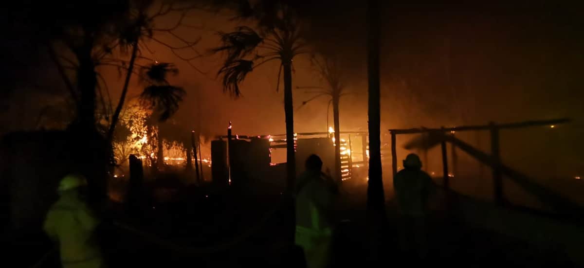 Se incendian palapas en las afueras de José María Morelos