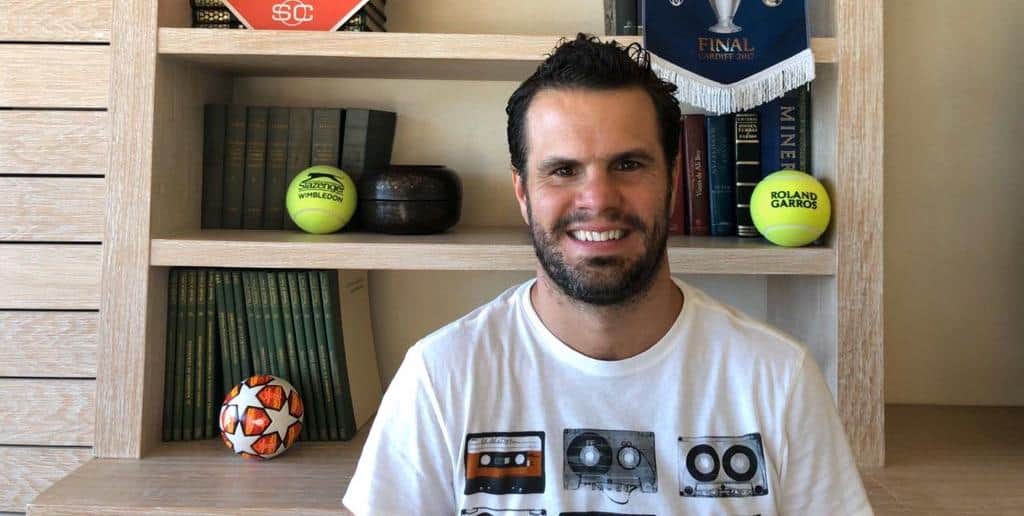 Conductor de ESPN es tendencia por ¡transmitir desde su casa en calzones!