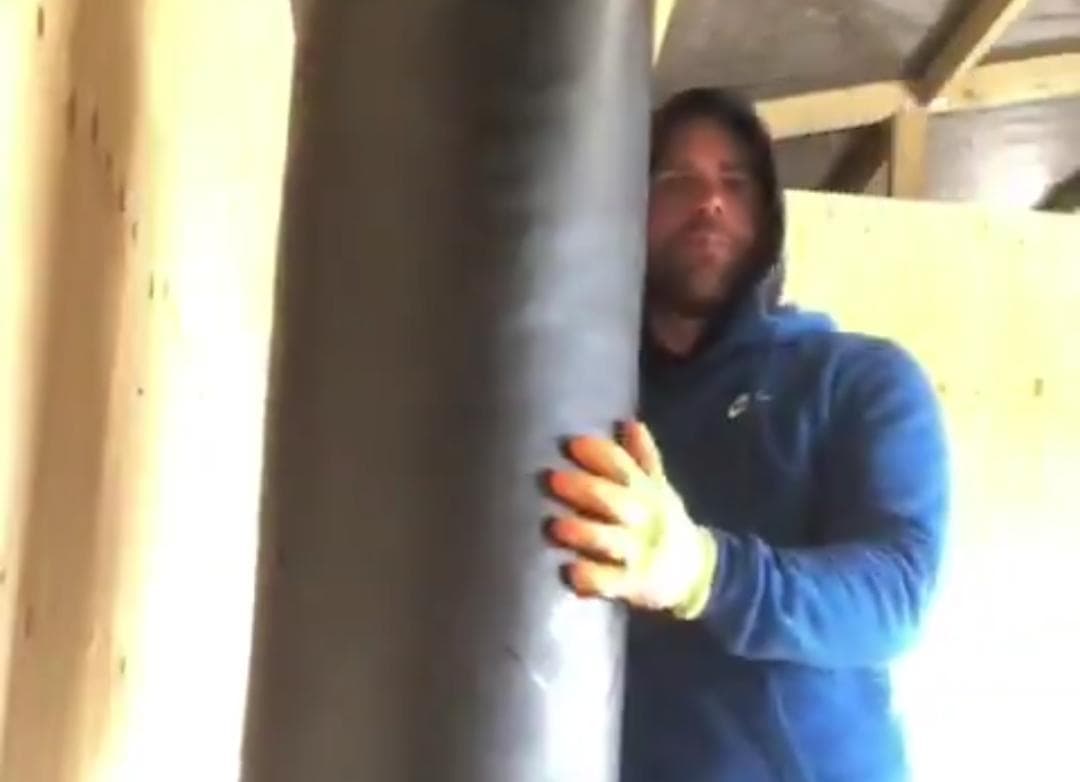 Indigna video de boxeador que explica cómo golpear a mujeres durante encierro