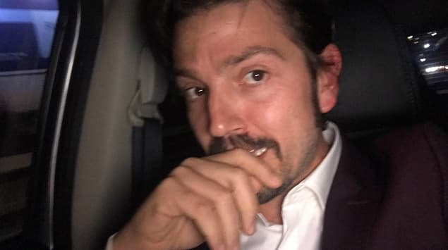 Critican a Diego Luna por decir que tardó demasiado el llamado de quedarse en casa