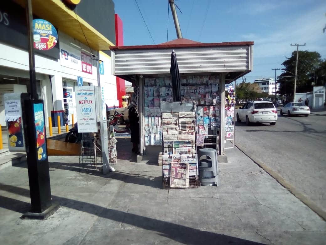 Venden revistas para adultos en pleno centro de Cancún, pese a prohibición
