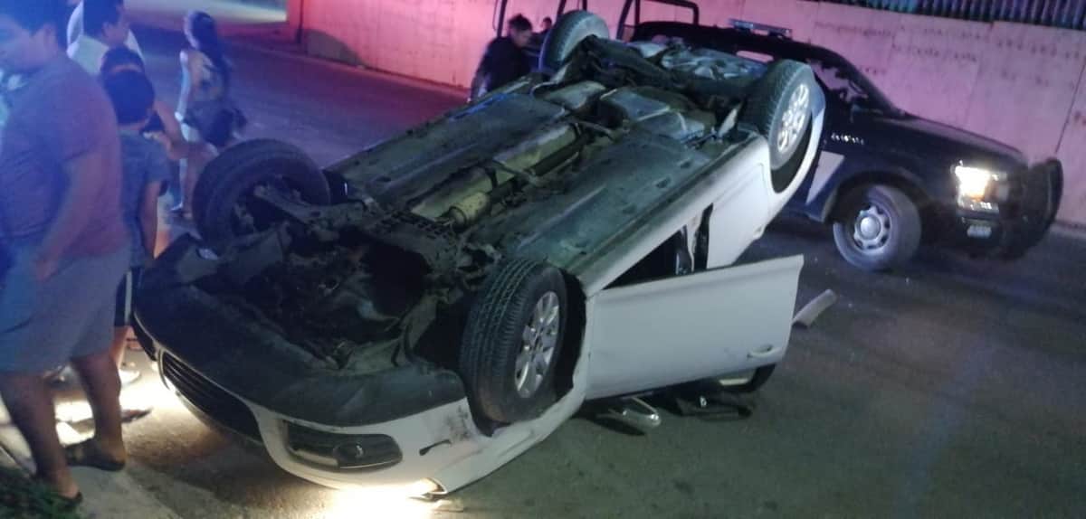 Borrachos motorizados chocan contra coches estacionados en Villas del Sol