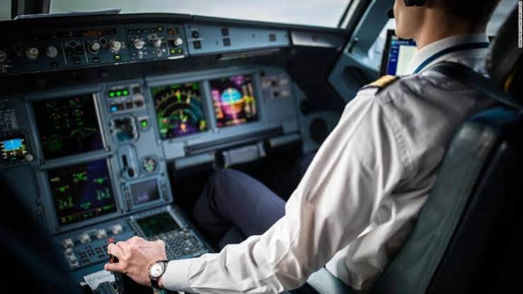 Piloto escribe en el cielo "quédate en casa" durante pandemia de coronavirus