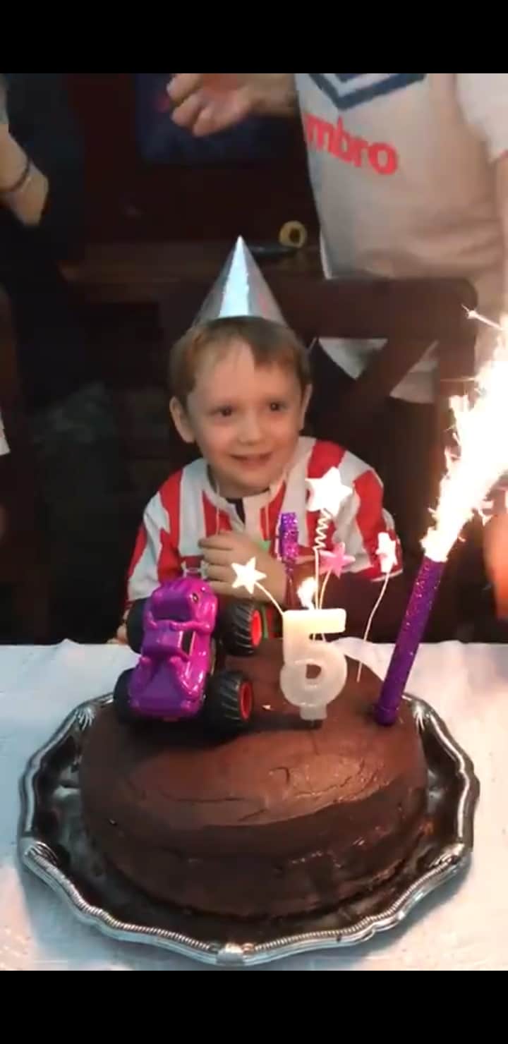 Video: Pese a cuarentena, niño festeja su cumpleaños con todo e invitados... virtuales