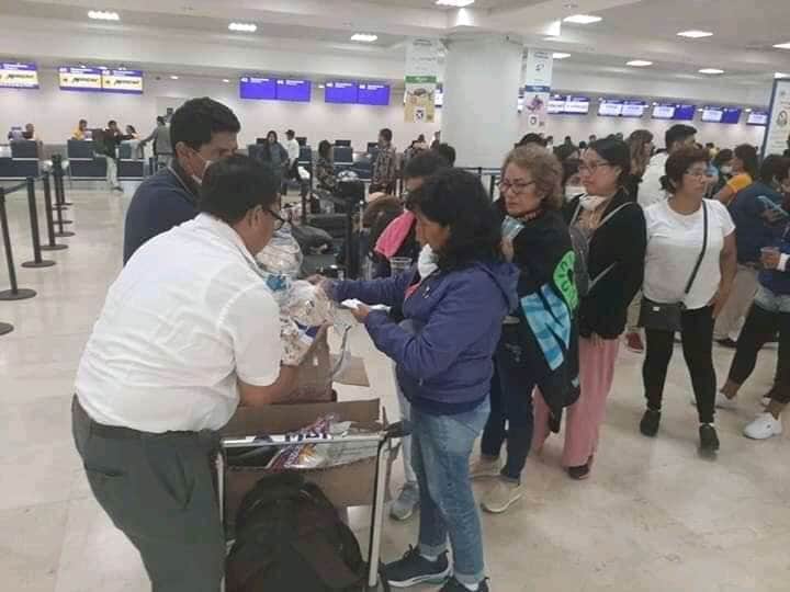 Reparten comida a turistas varados en aeropuerto de Cancún