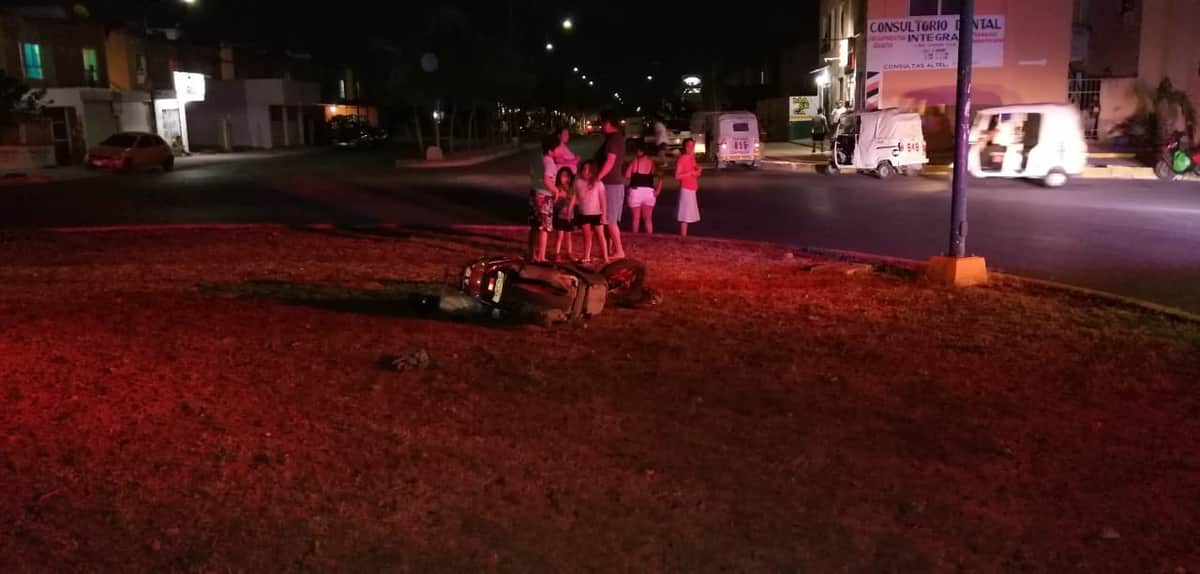 Se queda dormido en la moto y sufre accidente en Playa del Carmen