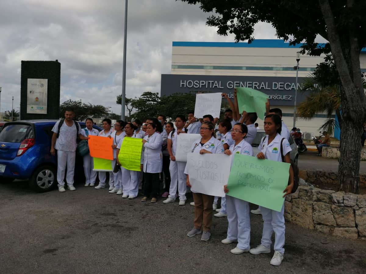 Enfermeros suplentes protestan afuera del Hospital General de Cancún