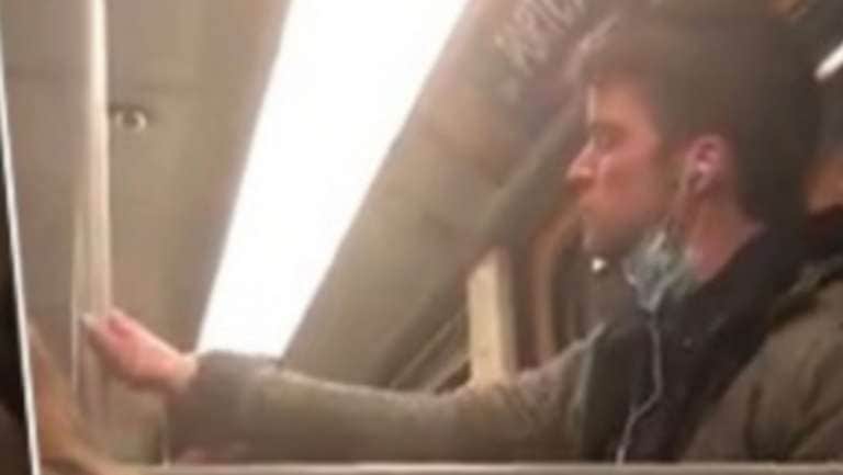 Video: Hombre enfermo babea tubo del Metro