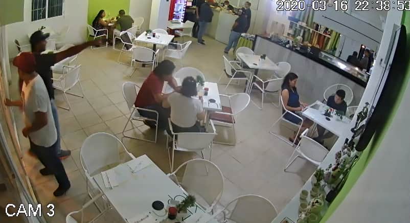 Captan en video a asaltantes en café de la Av. La Luna de Cancún