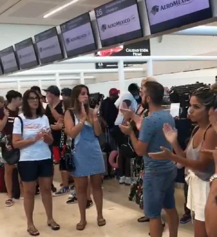 Argentinos varados en Cancún protestan con "aplausos" en el aeropuerto