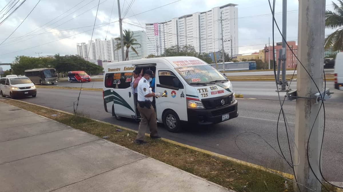 Continúan operativos de prevención contra coronavirus en transporte de Cancún