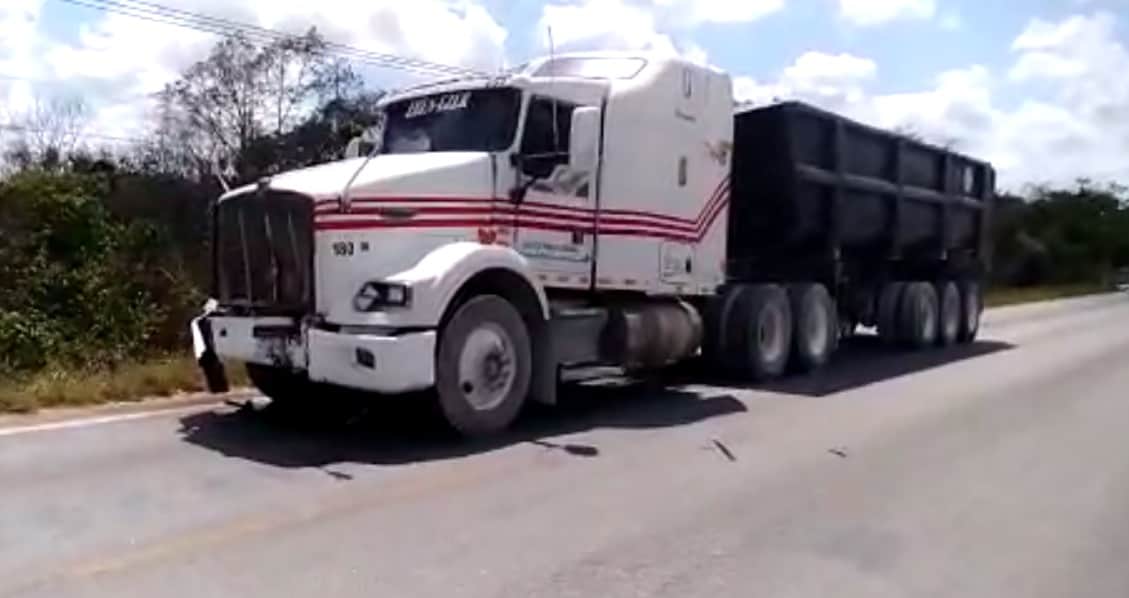 Muere motociclista al chocar contra tráiler en Cancún