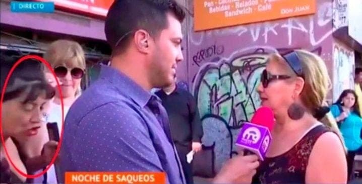 Reportero chileno es víctima de acoso sexual en plena transmisión en vivo