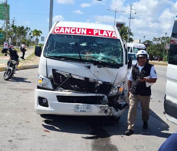 Choque de vanes deja siete lesionados en Cancún