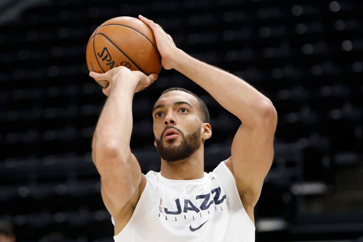 VIDEO: Rudy Gobert bromea con el coronavirus... sí tiene coronavirus