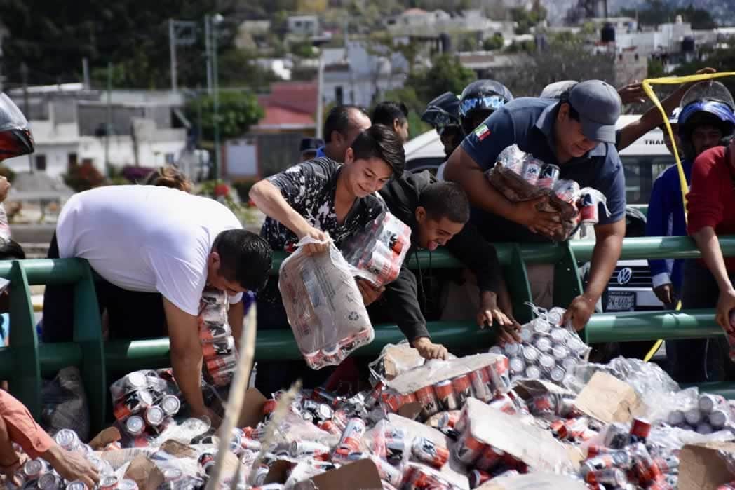 Video: Captan rapiña de cervezas luego de que el tráiler se volcara