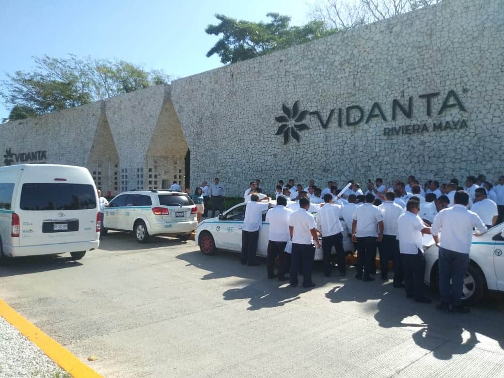 Galería: Deponen taxistas bloqueo afuera de Vidanta, tras lograr acuerdo