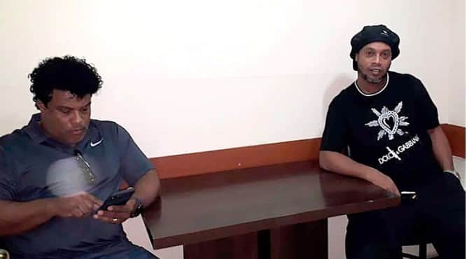 ACTUALIZACIÓN: DETIENEN A RONALDINHO EN PARAGUAY