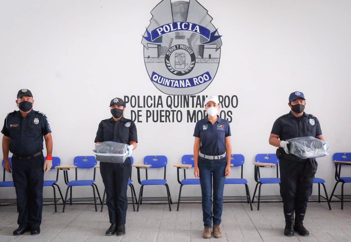 Alcaldesa reparte equipamiento a Policía de Puerto Morelos